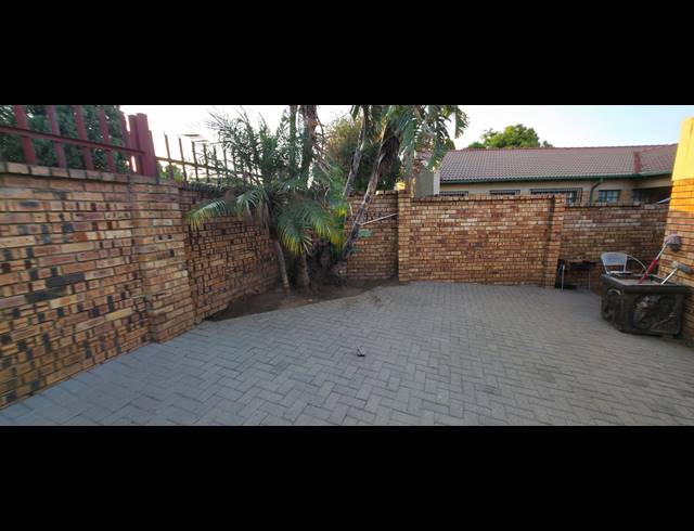 3 BEDROOM FREEHOLD TO LET IN DIE HEUWEL